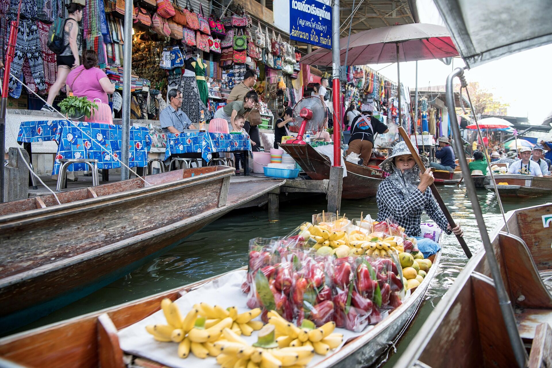 Capture the authentic charm of Damnoen Saduak’s cultural scene